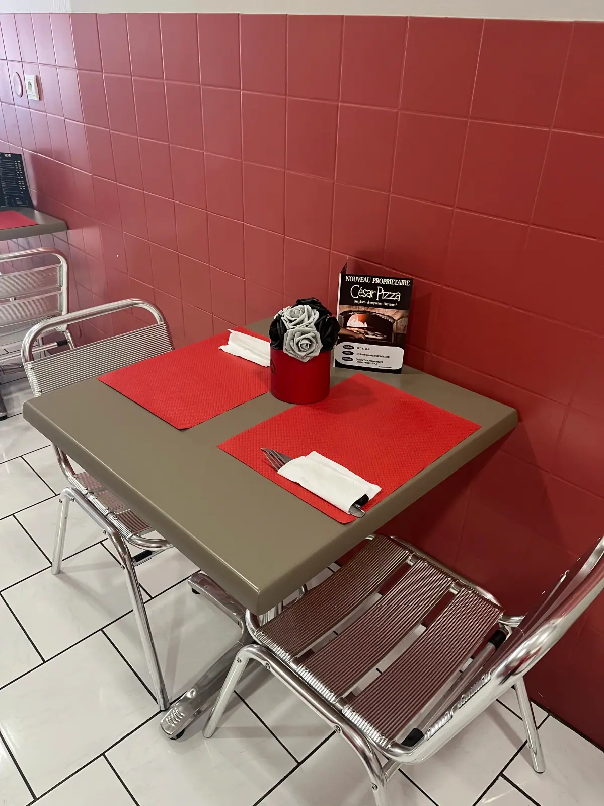 Table dressée du resaurant avec menu