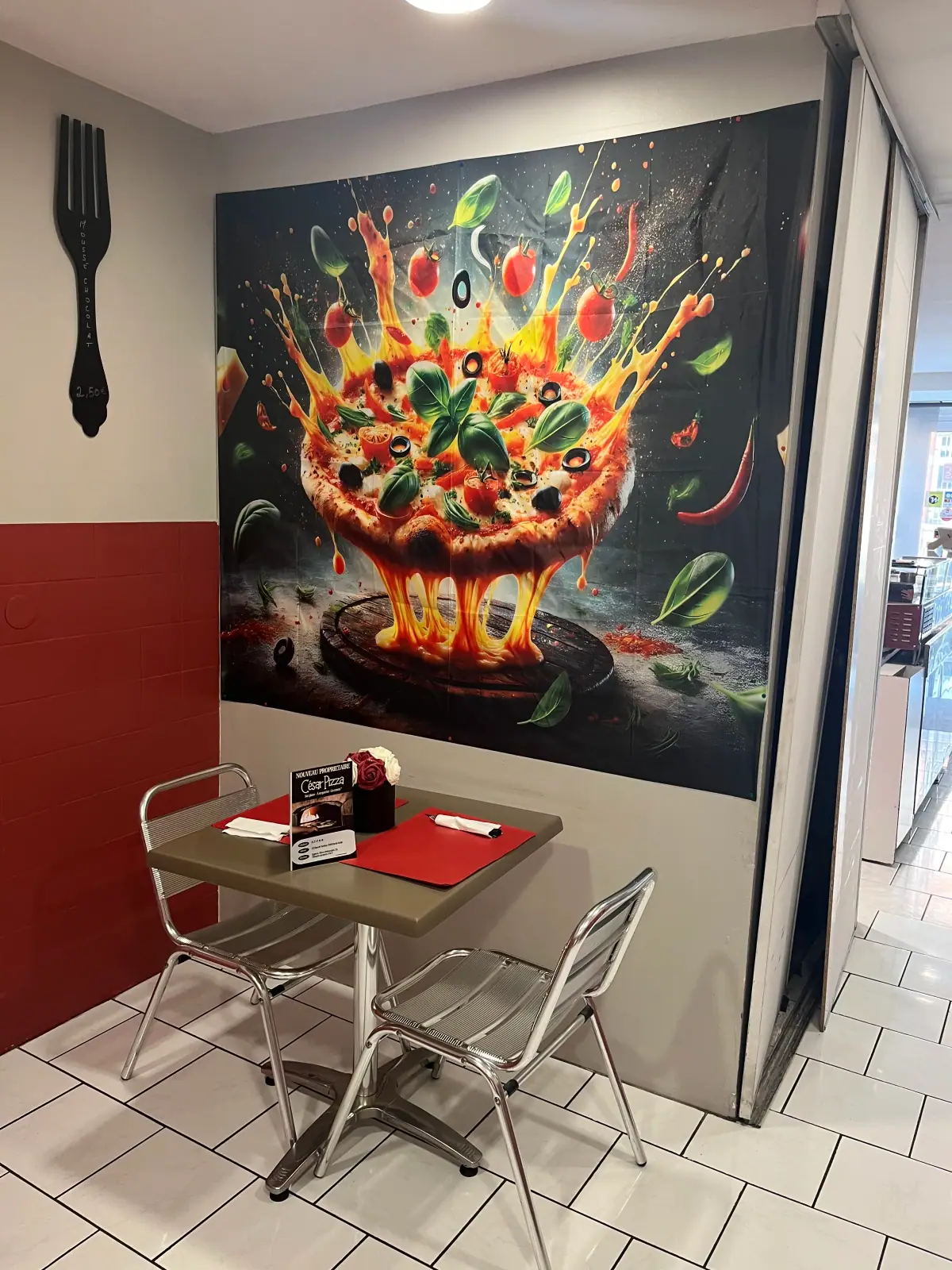 Mur décoré du restaurant